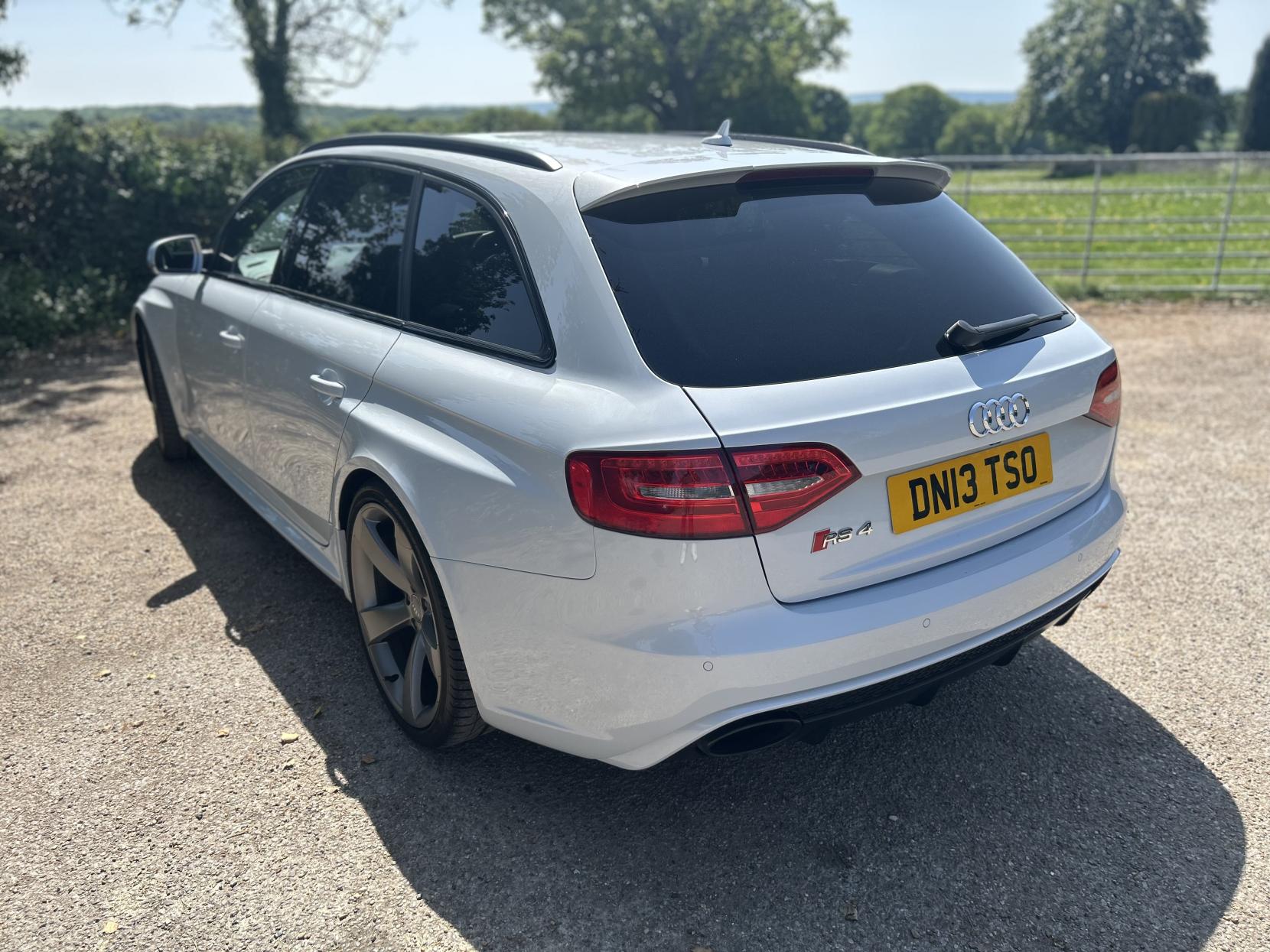 Audi RS4 Avant 4.2 FSI V8 Estate 5dr Petrol S Tronic quattro Euro 5 (450 ps)